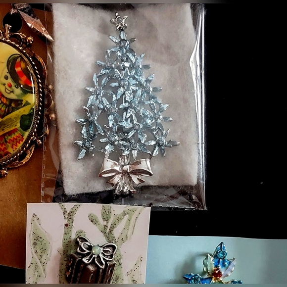 Crystal Christmas Tree Brooch - Picture 9 of 11